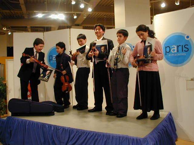 Donación de violines a orquestas juveniles. Donación de violines