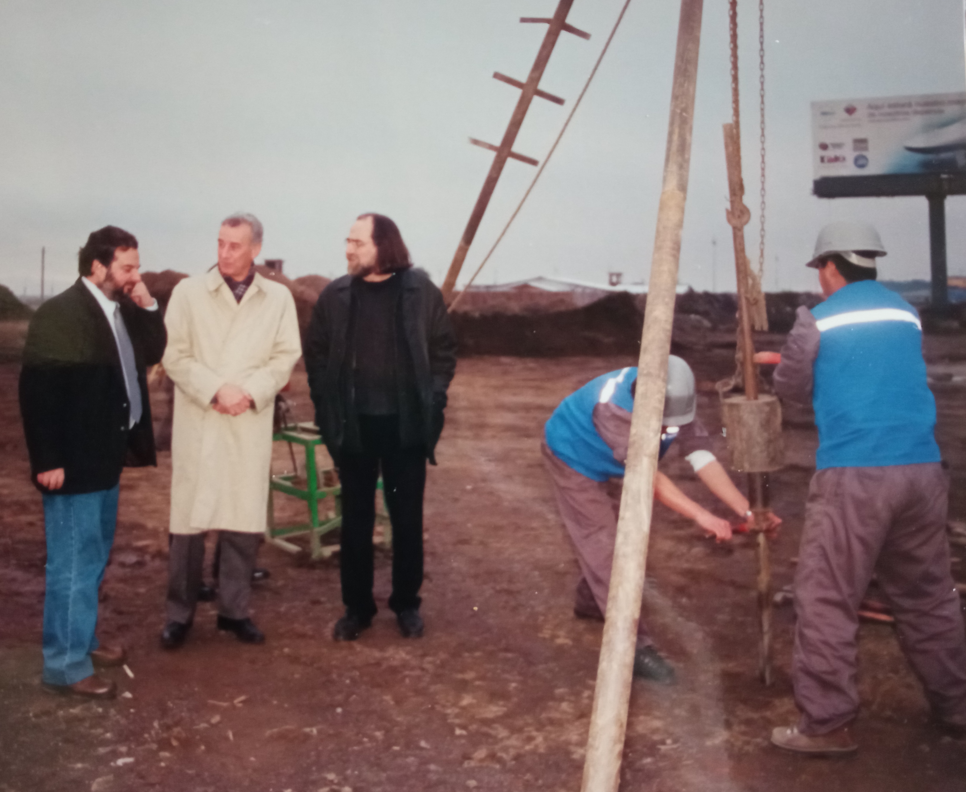 Roberto Benavente, arquitecto. Roberto Benavente y Juan Eduardo King, durante la donación del estudio de suelos del terreno del teatro, agosto de 2002