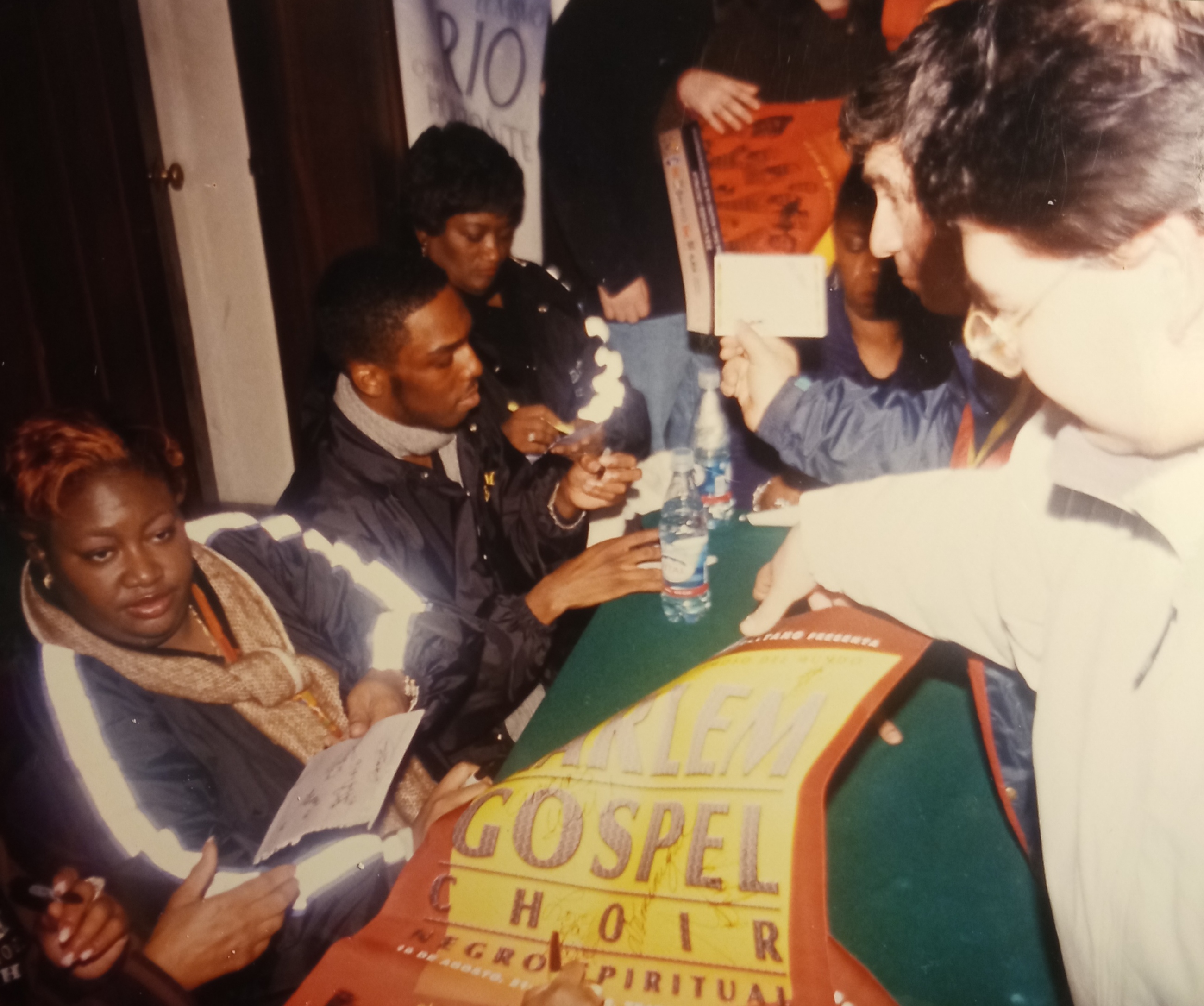 The Harlem Gospel Choir, firmando autógrafos a público y socios de la Corporación Teatro Pencopolitano. The Harlem Gospel Choir, firmando autógrafos a público y socios de la Corporación Teatro Pencopolitano.