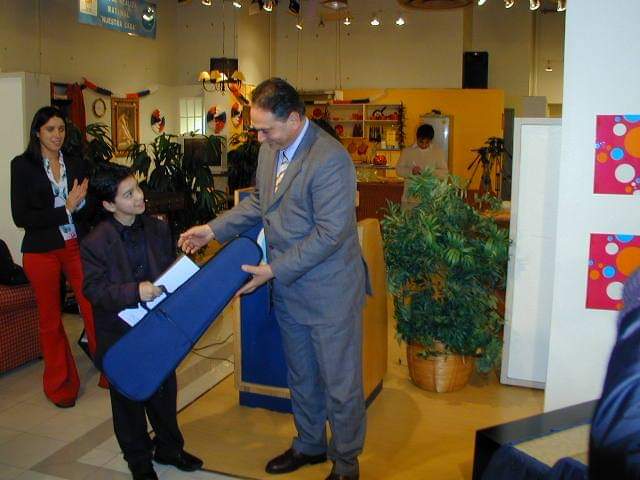 Jesús Rojas Tapia recibe violín de Rodrigo del Valle. Jesús Rojas Tapia
