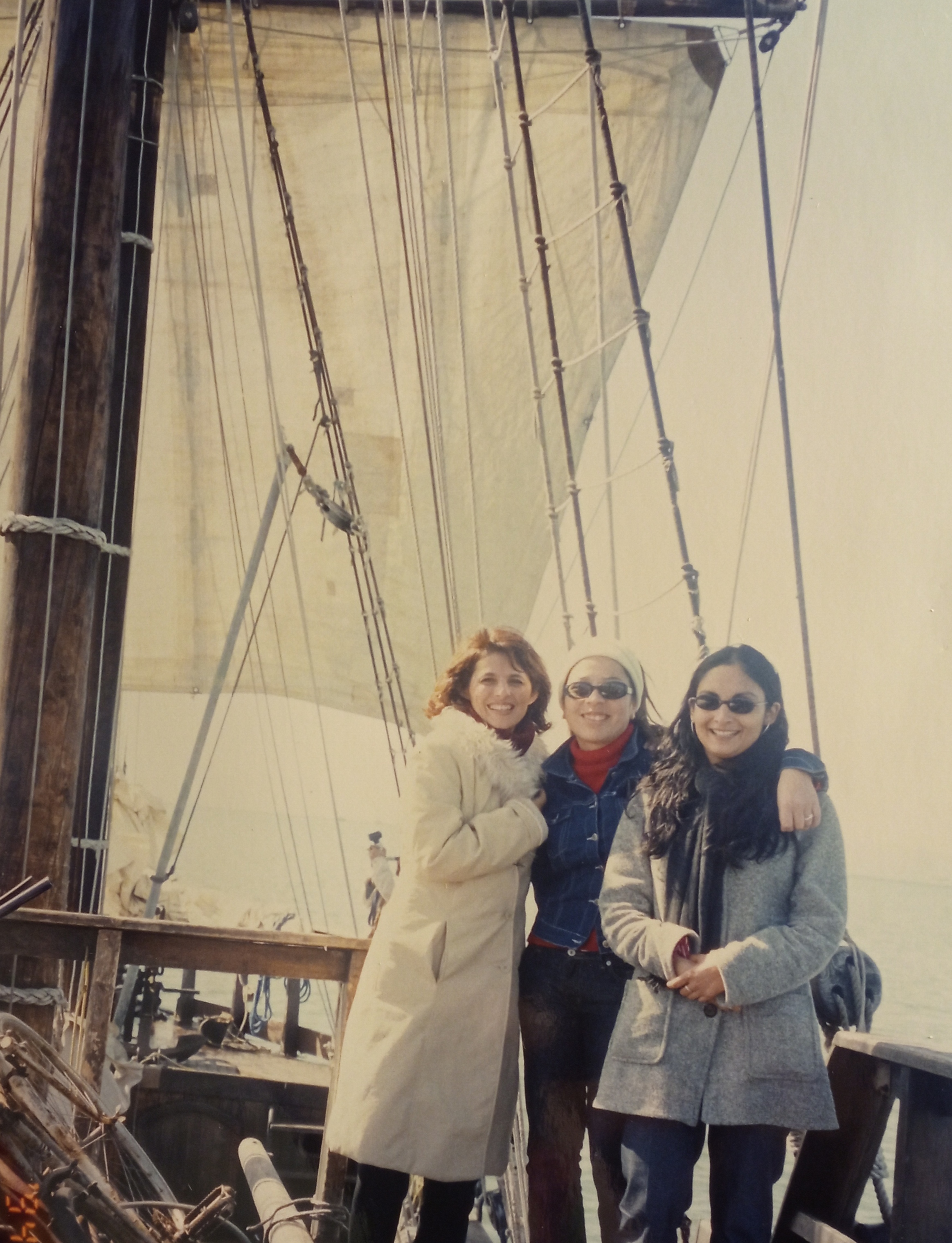 Mónica Reyes, periodista; Carolina Benavides, productora general, y Pilar García Royo, conductora y productora ejecutiva de Travesía Mónica Reyes, periodista; Carolina Benavides, productora general, y Pilar García Royo, conductora y productora ejecutiva de Travesía